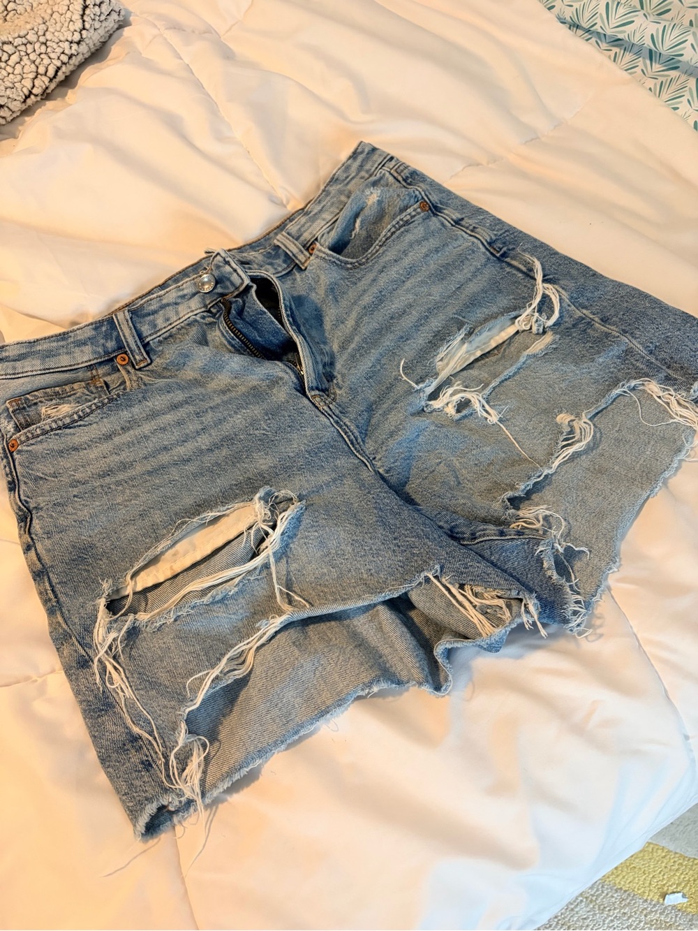 American Eagle Outfitters Baggy mom shorts. Light Denim Distressed Jean